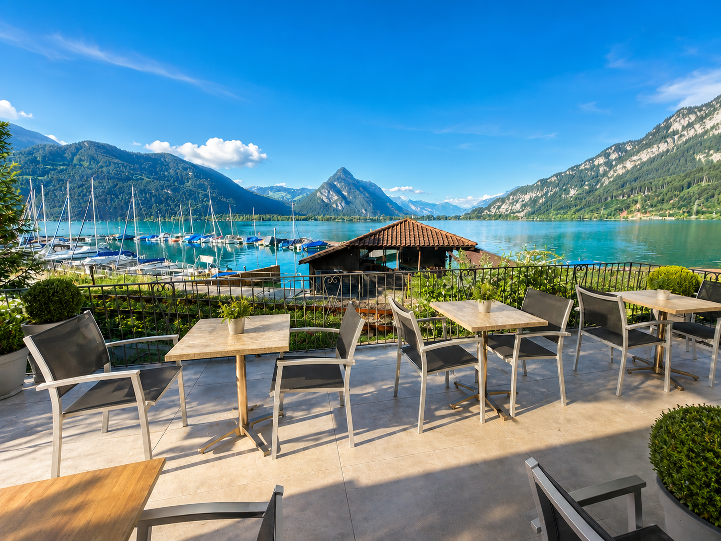 Terrasse mit Blick auf den Thunersee